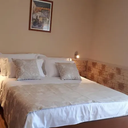 Dalmacija فندق مبيت وإفطار أوميس