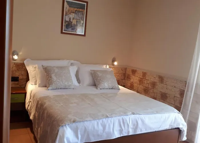 Dalmacija فندق مبيت وإفطار أوميس